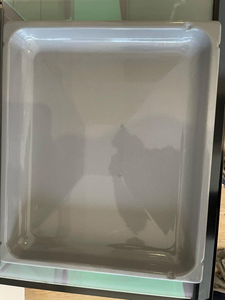 Clean oven tray after cleaning