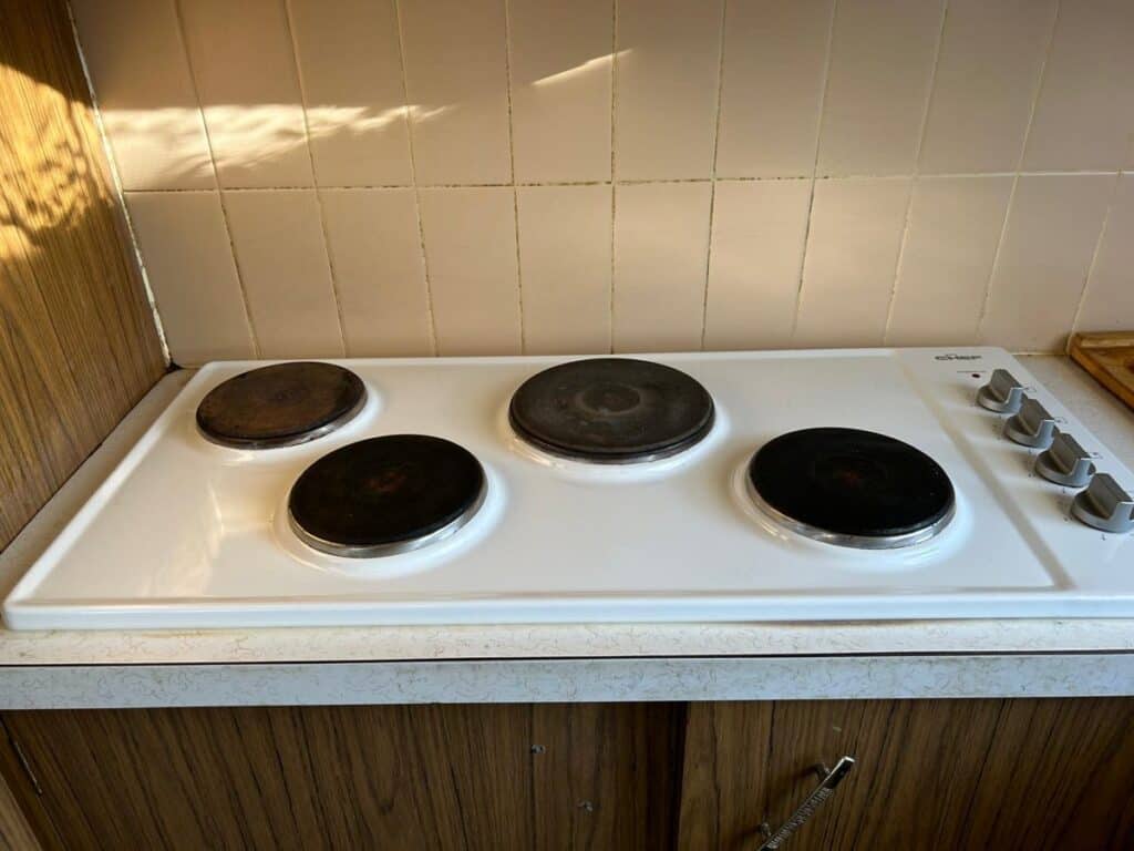 Clean electric stovetop after end of lease cleaning